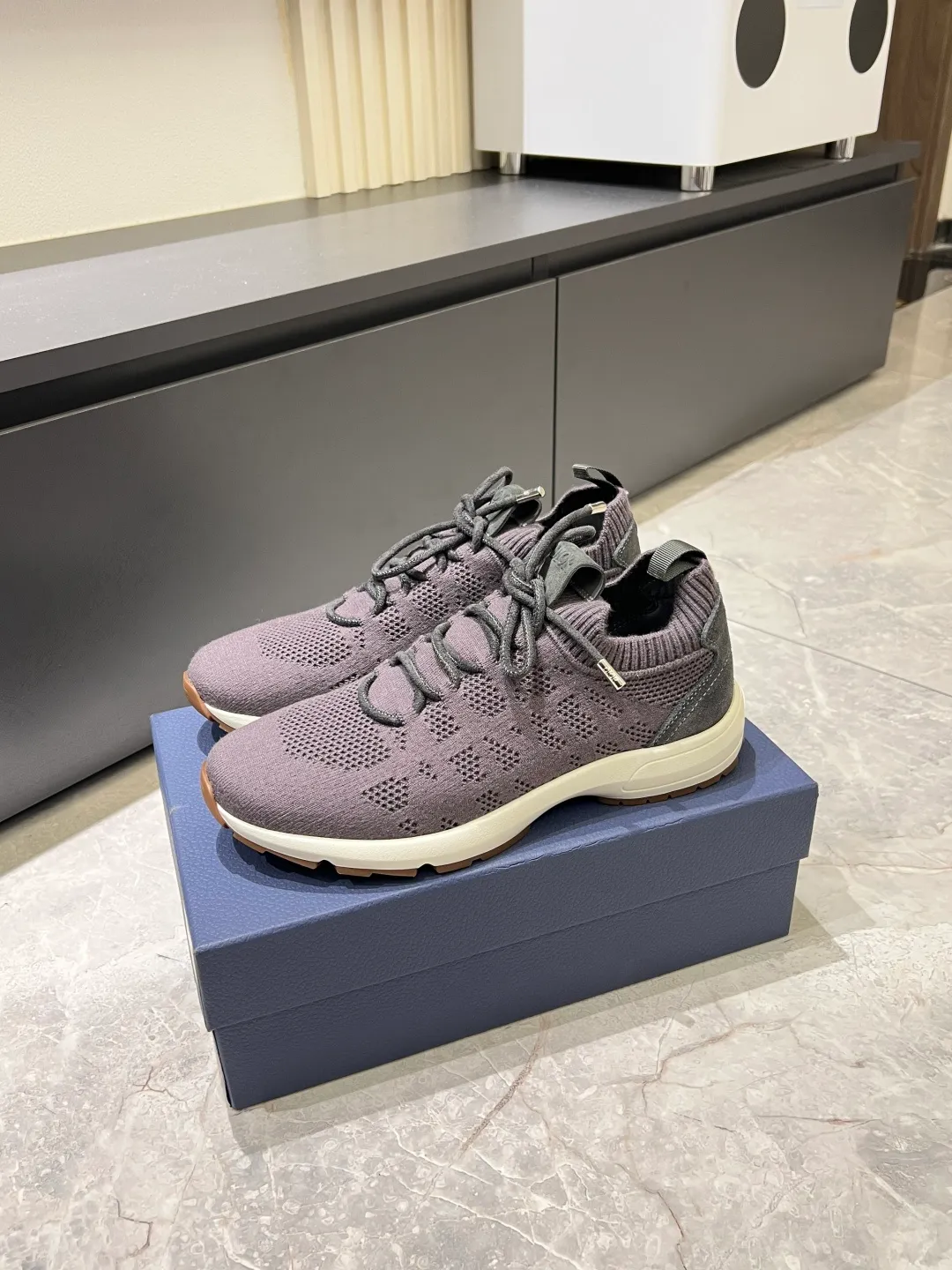 p380 Dior B80 sneakers are a new product of Dior men's series, focusing on comfort and fashion. The upper is made of breathable mesh + fabric splicing, which is lightweight and fits the shape of the foot, making it super comfortable for daily wear. The sole is made of rubber, which has great grip and wear resistance, and is suitable for commuting or light sports. The overall style is simple, the gray tone is versatile, and the shoelaces are adjustable for a more stable fit. Designed by Kim Jones, it is both practical and trendy. It is one of the new hot items in early spring①. size: 38-45 (45 customized)